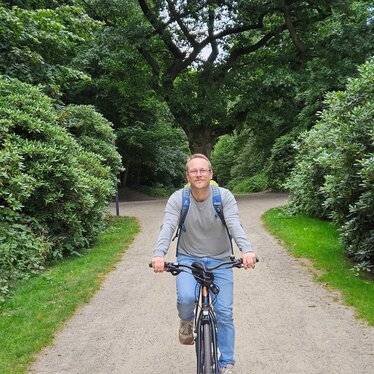 Klimaschutzmanager Mobilität Jonas Fischer fährt Fahrrad