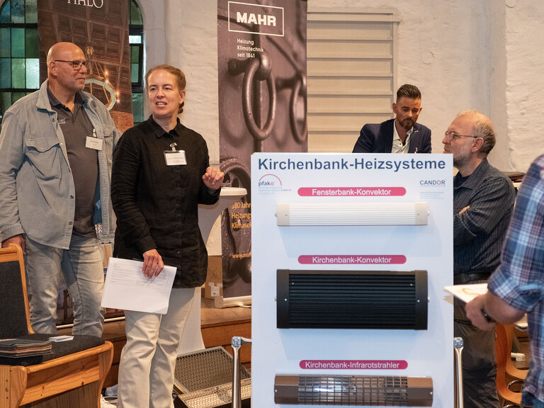 Klimaschutzmanagerin Julia-Maria Hermann aus Altholstein erklärt den Konferenzteilnehmenden Möglichkeiten zur Beheizung von Kirchen.