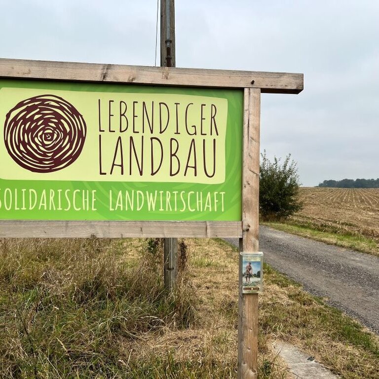 Ein großes Schild "Lebendiger Landbau" weist an der Straße zum Hof Boienhagen im Kirchenkreis Mecklenburg