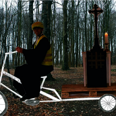 Collage mit mobilem Altar auf einem Lastenrad