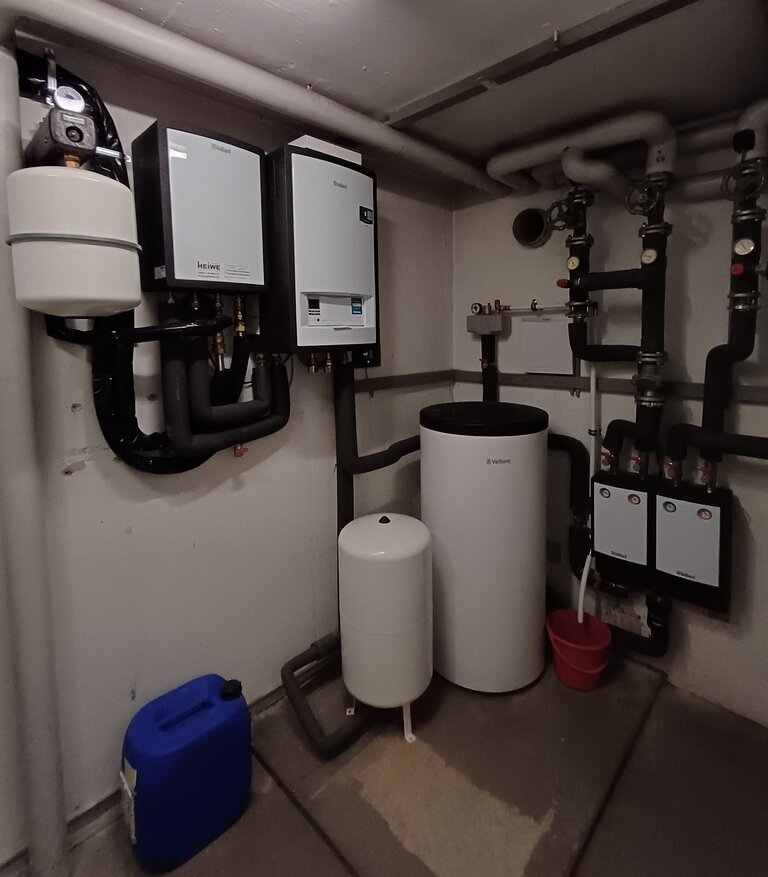Heizungskeller mit Wärmepumpe im Gemeindehaus Niebüll