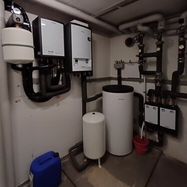 Heizungskeller mit Wärmepumpe im Gemeindehaus Niebüll