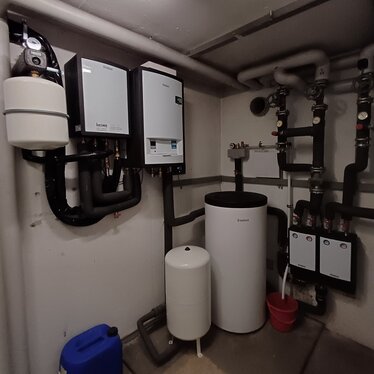 Heizungskeller mit Wärmepumpe im Gemeindehaus Niebüll