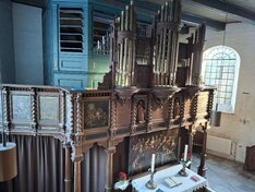 Blick auf die Orgel der Marienkirche in Hohn im Kirchenkreis Rendsburg-Eckernförde von der Gegenempore aus
