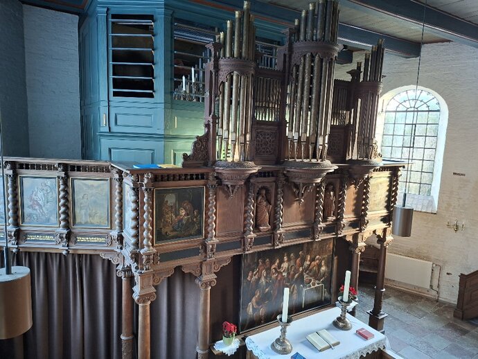 Blick auf die Orgel der Marienkirche in Hohn im Kirchenkreis Rendsburg-Eckernförde von der Gegenempore aus