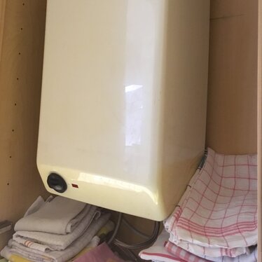 älterer Warmwasserboiler in Gemeindeküche