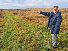 Christine Jantzen, Ehrenamtliche Bürgermeisterin von Kieve zeigt auf den Acker für die PV-Anlage