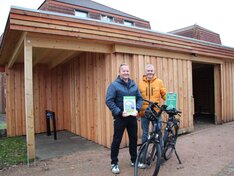 In Meldorf hat der Kirchenkreis Dithmarschen einen neuen Fahrradunterstand mit einer E-Bike Ladestation errichtet.