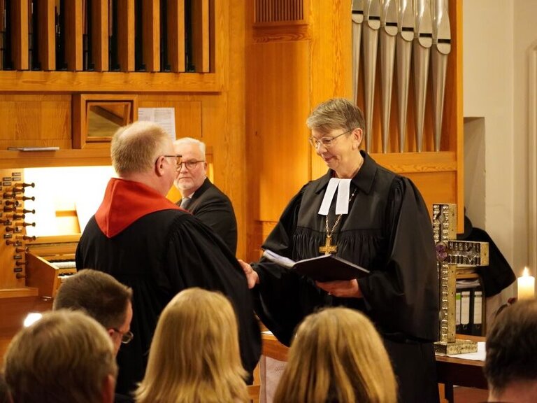Entpflichtung von Jan Christensen durch Landesbischöfin Kristina Kühnbaum-Schmidt am 7.12.2024 in der Jerusalem-Kirche in Hamburg.
