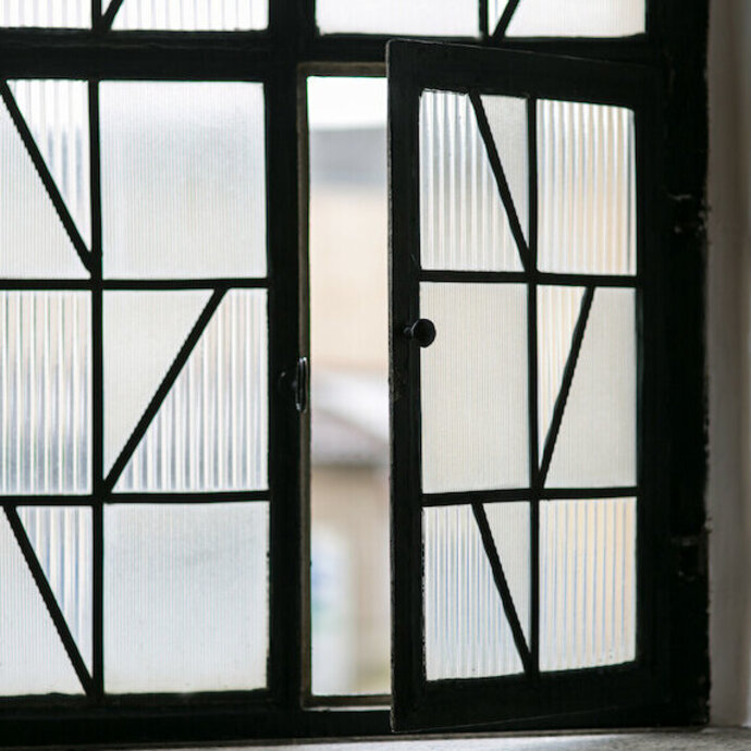 Ein offenes Fenster sorgt für gutes Lüften, wenn man energiesparend Räume nutzen will. 