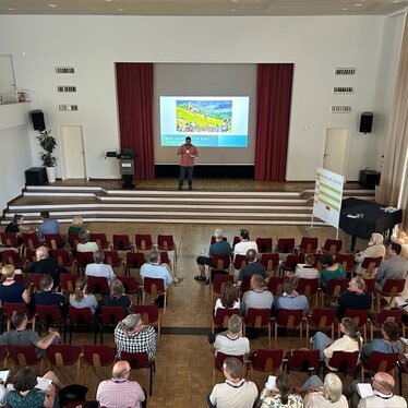 Moderator Jens Haverland begrüßte fast 80 Teilnehmende im Gemeindehaus der Hamburger Hauptkirche St. Michaelis.