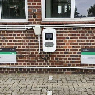 Wallbox am Bürogebäude der Wichmannstraße, dem Dienstsitz des Umwelt- und Klimaschutzbüros im Ökumenewerk der Nordkirche Wallbox an Bürogebäude. Teil des Mobilitätskonzepts der Nordkirche.