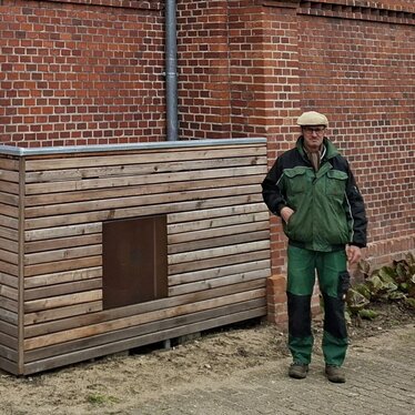 Der stellvertretende Friedhofsleiter Oliver Schley vor der Altstädter Friedhofskapelle.