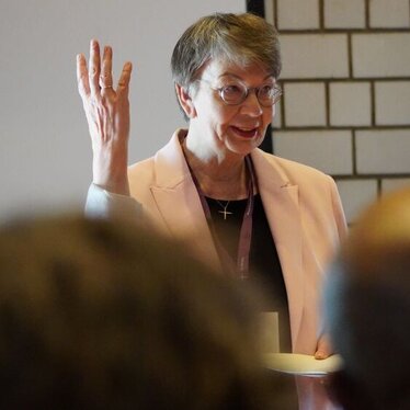 Landesbischöfin Kristina Kühnbaum-Schmidt hält zur Eröffnung einen Impuls