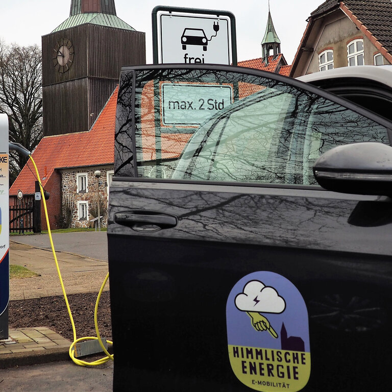 E-Auto und E-Ladesäule in Albersdorf Dithmarschen
