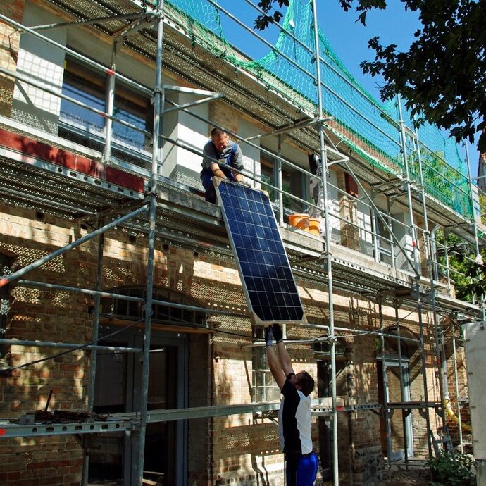 Installation von Solarzellen auf dem Dach des Gemeindehauses in Lichtenhagen-Dorf