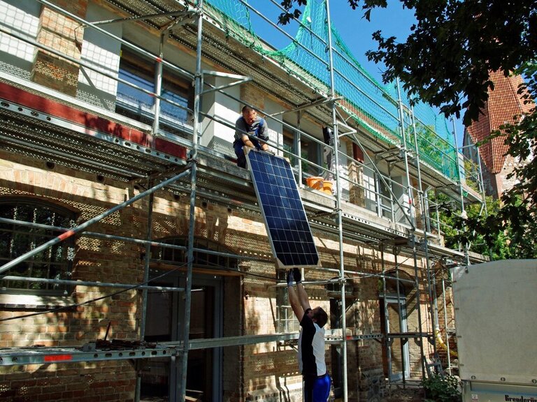 Installation von Solarzellen auf dem Dach des Gemeindehauses in Lichtenhagen-Dorf