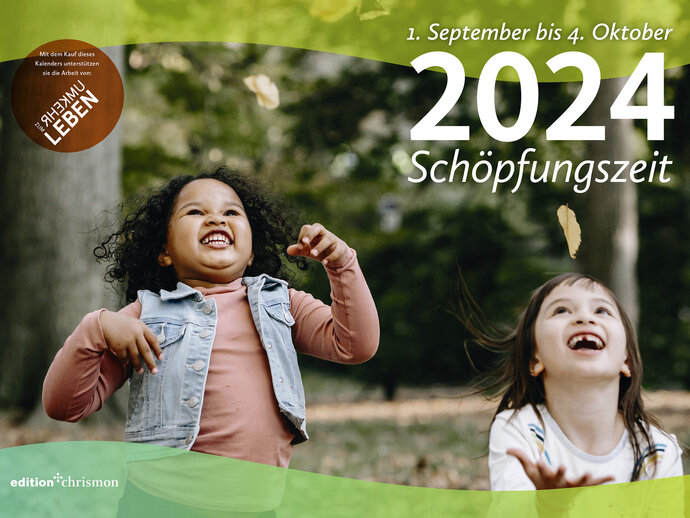 Coverbild der Broschüre 'Schöpfungszeit 2024' der Nordkirche, mit zwei spielenden Kindern im Vordergrund und einem grünen Wald im Hintergrund.