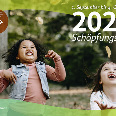 Coverbild der Broschüre 'Schöpfungszeit 2024' der Nordkirche, mit zwei spielenden Kindern im Vordergrund und einem grünen Wald im Hintergrund.