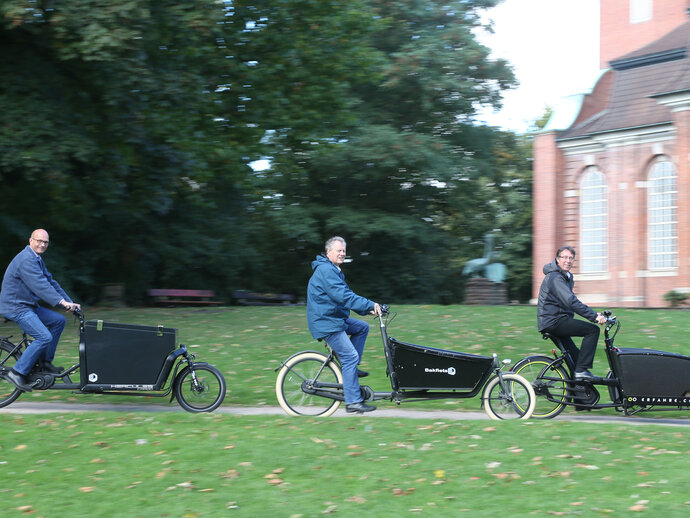 Lastenfahrräder werden vor einer Kirchen gefahren