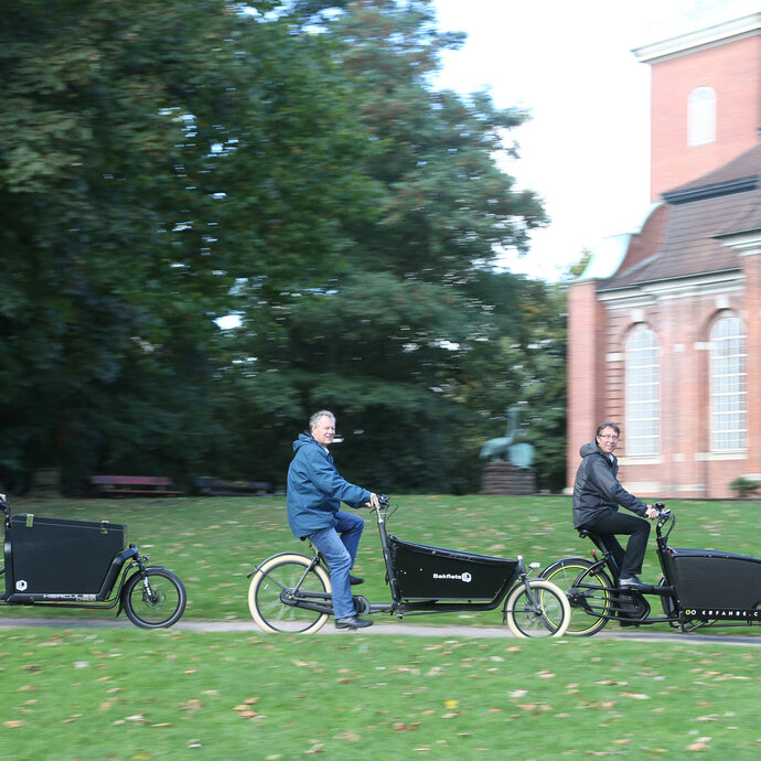 Lastenfahrräder werden vor einer Kirchen gefahren