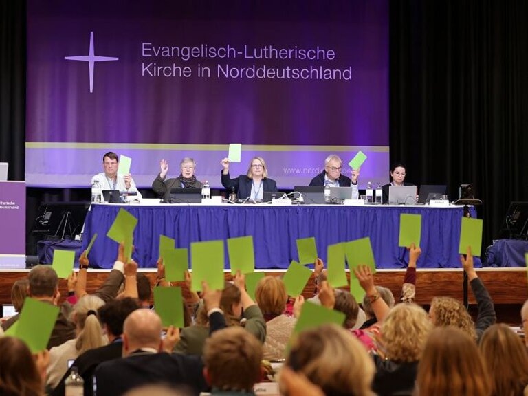 Blick aufs Präsidium bei der Abstimmung für das Klimaschutzgesetz auf der Landessynode im September 2025