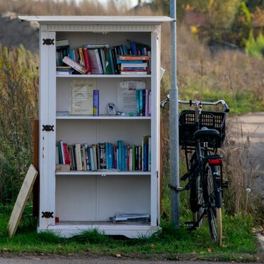 Tauschbox mit Büchern an einer Landstraße