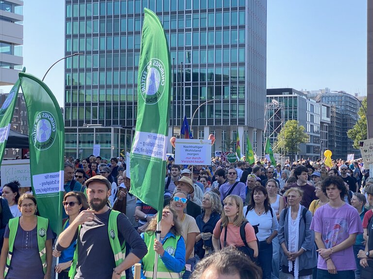 Der Kirchenblock von Churches for Future bei der Klimademo in der Hamburger Innenstadt am 20. September 2024