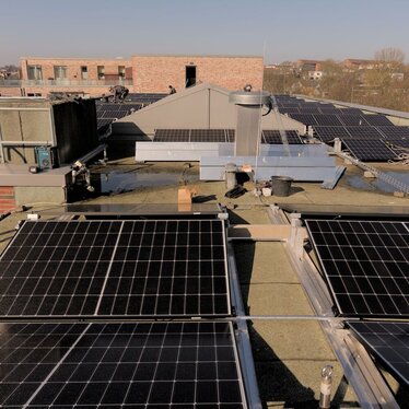 PV-Anlage auf Dach des Landeskirchenamtes in Kiel Blick auf das Dach des Landeskirchenamtes in Kiel mit seiner 2025 installierten PV-Anlage