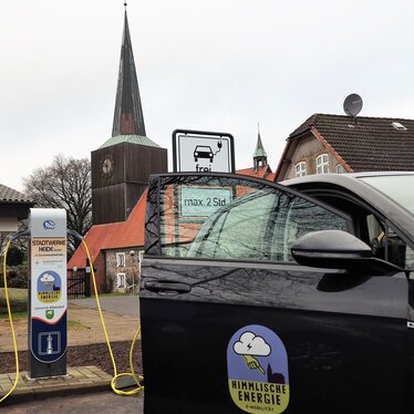 Der Kirchenkreis Dithmarschen hat die Errichtung von E-Ladesäulen gefördert.