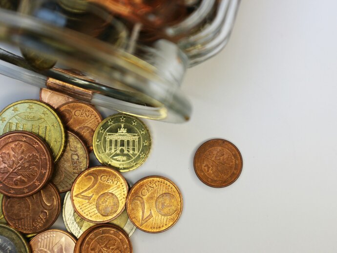 Geldmünzen auf einem Tisch