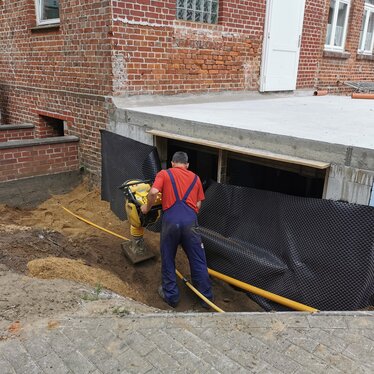 Errichtung des Holzbunkers zur Einlagerung der Holzscheite 