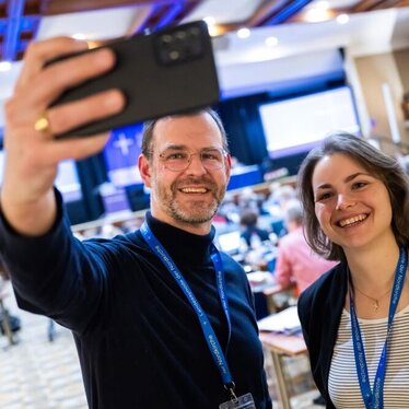 Christian Wollmann und Julia Ramackers machen ein Selfie bei der Tagung der Landessynode Februar 2025 Christian Wollmann und Julia Ramackers machen ein Selfie bei der Tagung der Landessynode Februar 2025
