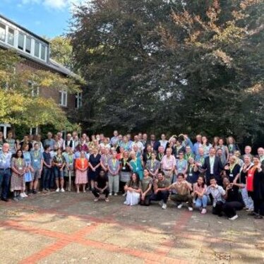 Gruppenbild aller Delegierten der Generalversammlung des Ökumenewerks mit Referent:innen in Breklum im September 2024