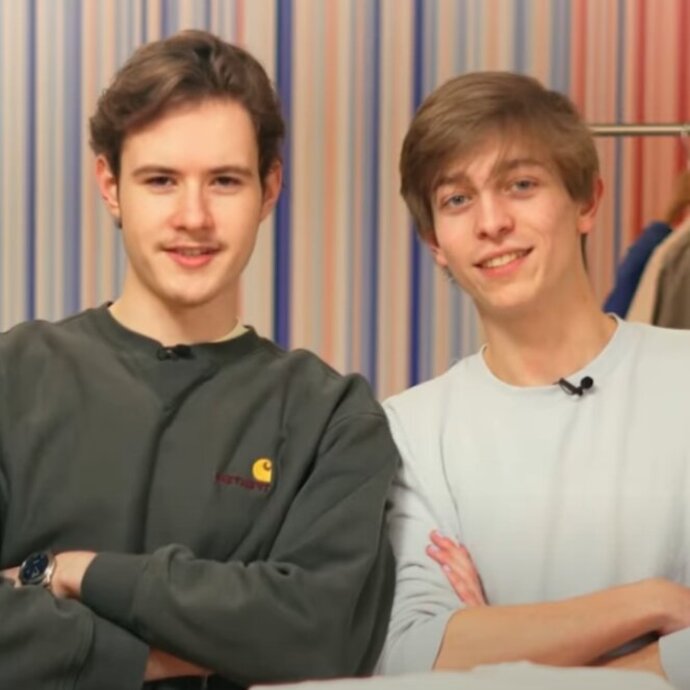 Zwei junge Männer vor der Kamera beim Dreh zu einem Film zum Thema Suffizienz. 