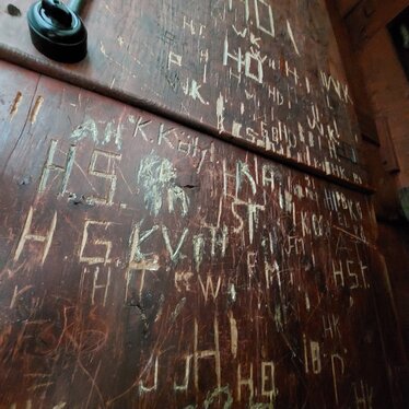 Innschriften an der Wand in der Kalkantenkammer der Orgel in der Gemeinde Hohn im Kirchenkreis Rendsburg-Eckernförde