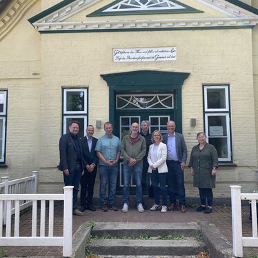 Besuchsgruppe um Bischöfin Steen und Minister Goldschmidt in Nieharde