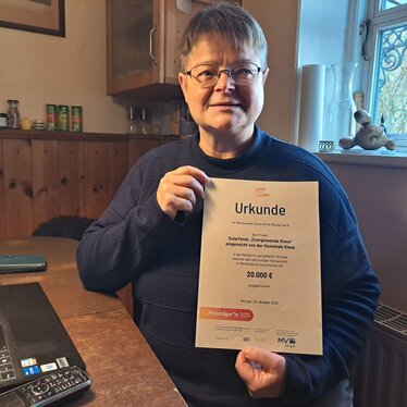 Ehrenamtliche Bürgermeisterin Christine Jantzen mit einer Urkunde