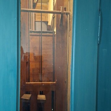 Blick auf die Kalkantenkammer hinter einer geschlossenen Tür der Orgel in der Gemeinde Hohn im Kirchenkreis Rendsburg-Eckernförde