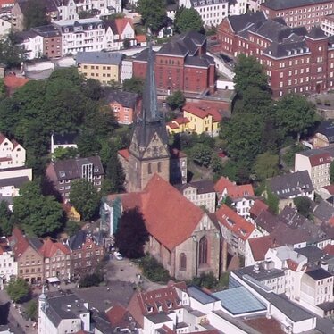Blick von oben auf die Innenstadt von Flensburg mit der Nikolai-Kirche in der Mitte Blick von oben auf die Innenstadt von Flensburg mit der Nikolai-Kirche in der Mitte