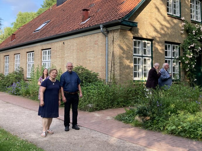 Familie Pager vor dem Gemeindehaus der Kirchengemeinde in Hamburg-Bergstedt