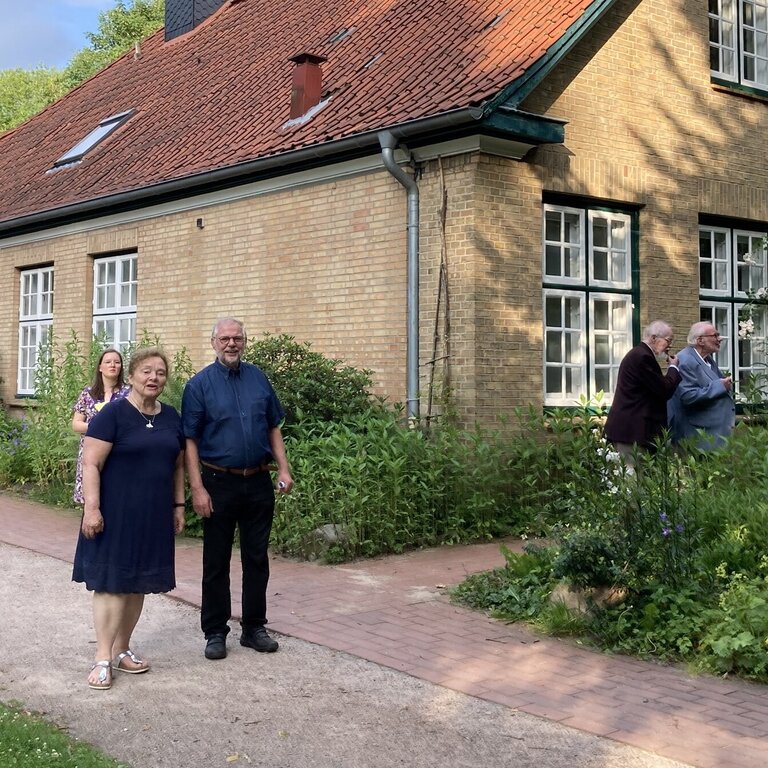Familie Pager vor dem Gemeindehaus der Kirchengemeinde in Hamburg-Bergstedt Familie Pager vor dem Gemeindehaus der Kirchengemeinde in Hamburg-Bergstedt