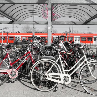 Bahnhof, Fahrrad, nachhaltige Mobilität, Fahrradparkplatz, Zug