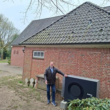 Pastor Rainer Karstens vor der Wärmepumpe in der Kapelle des Neuwerker Friedhofs