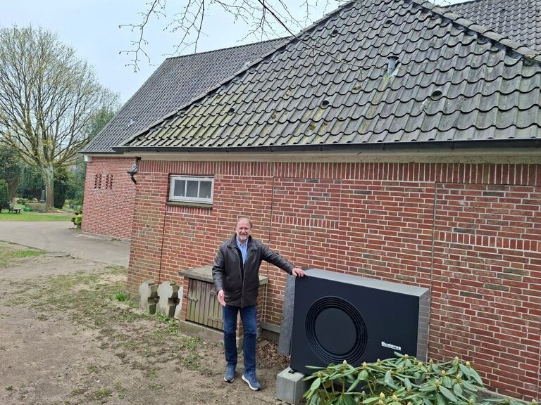 Pastor Rainer Karstens vor der Wärmepumpe in der Kapelle des Neuwerker Friedhofs