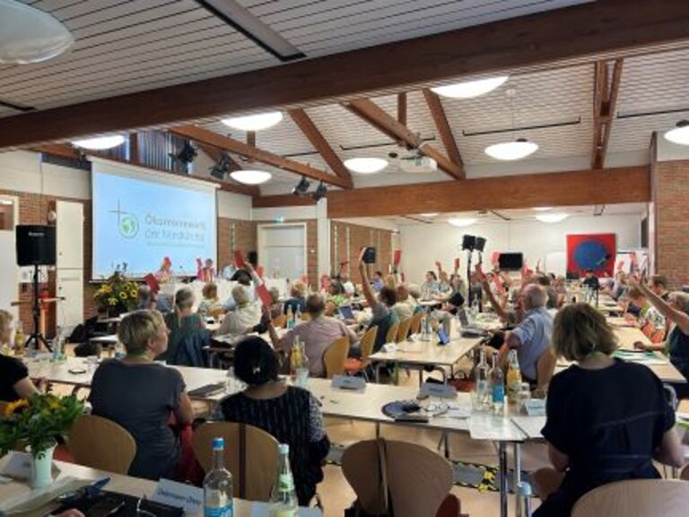 Blick ins Plenum der Generalversammlung des Ökumenewerks in Breklum im September 2024