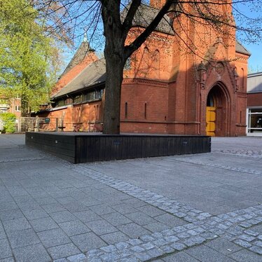 Gepflasterter Kirchplatz vor der Kirche in St. Markus Hoheluft in Hamburg