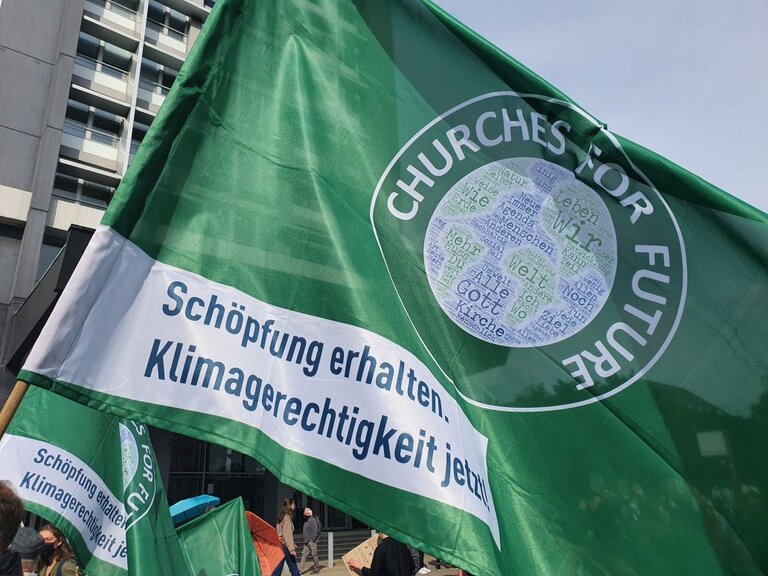 Fahne des ökumenischen Bündnisses "Churches for Future" bei Klima-Demo in Hamburg 2021